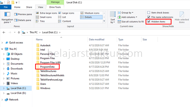 Menu View pada File Explorer dengan opsi Hidden items yang diblok untuk menampilkan folder ProgramData.